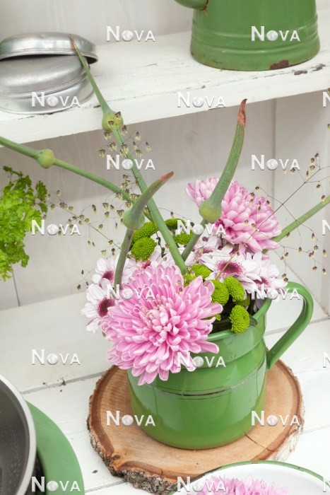 N2101369 Floral arrangement with Chrysanthemum