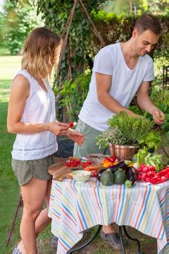 Food, Grillen im Garten, Herbs and Aromatics, Lifestyle, man, vegetables mix, woman