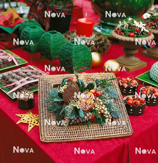 N2100160 Adventsgesteck auf Strohteller mit Zapfen und Früchten