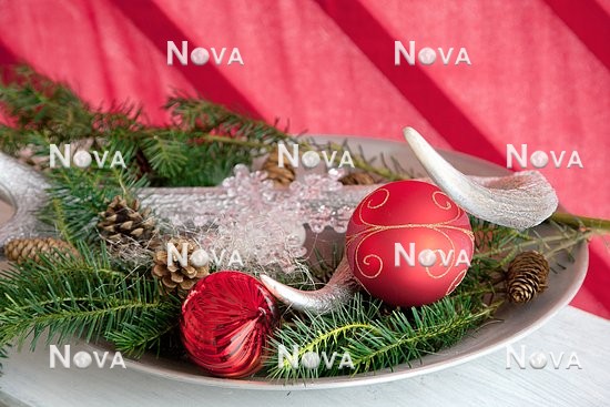 N2300229 Weihnachtsdekoration mit Christbaumkugeln, Reisig, Zapfen und Geweih