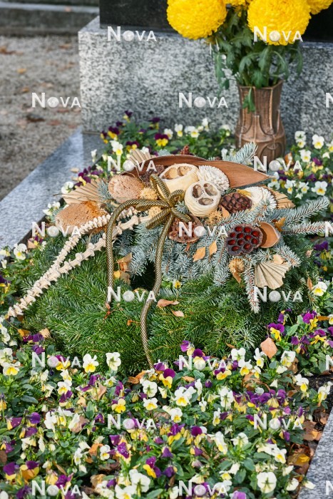 N2300724 Grave decoration with brush wood wreath