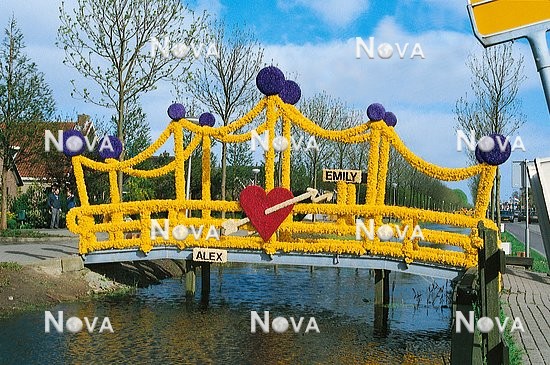 N2100050 Bridge decoration made of flowers in from of a crown
