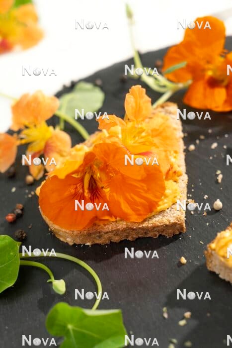 N2102419 Brot mit essbaren Blüten