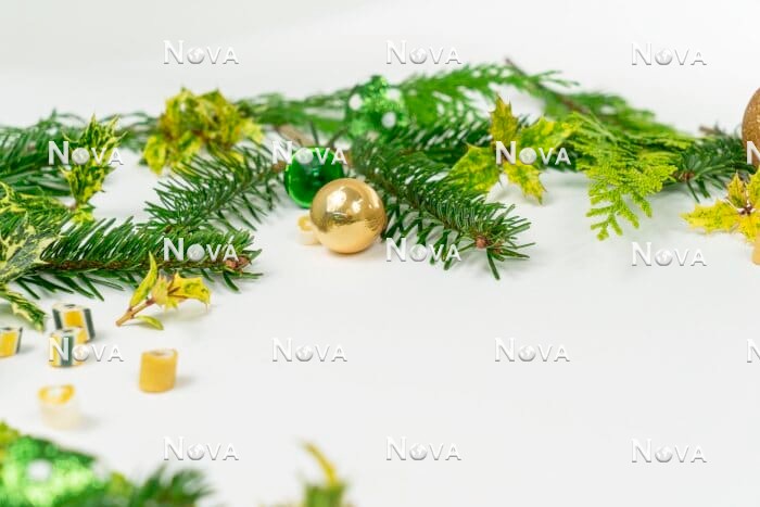 N2302067 Weihnachtliche Dekoration mit Koniferen