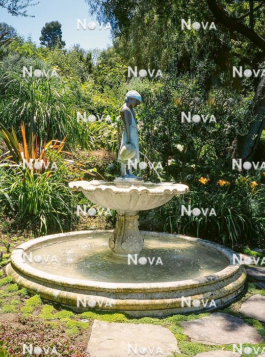 N0932584 Water fountain in the perennial garden