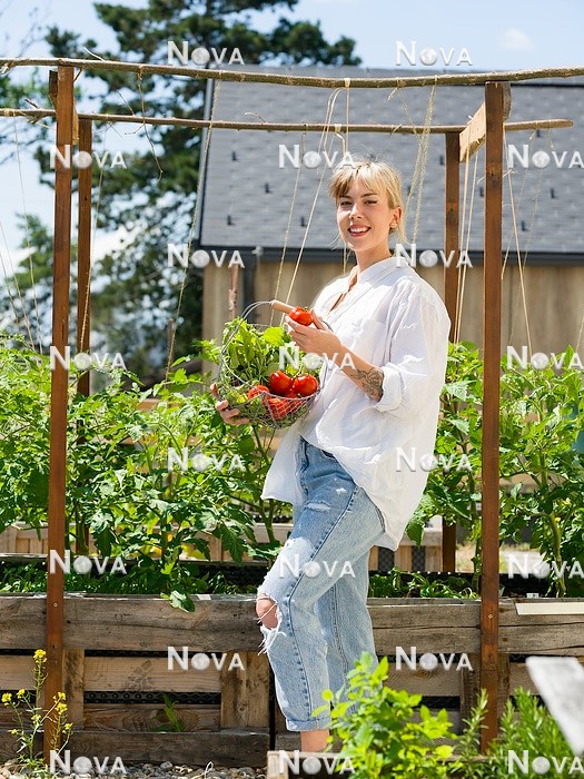 N2103241 Young woman in urban vegetable garden