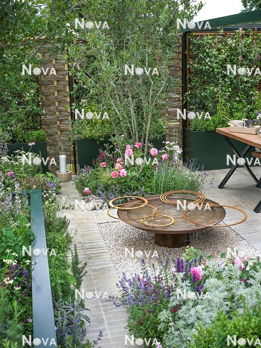 N1007840 Terrace garden with plant containters